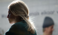 Mulher loira, com cabelo apanhado e rosto triste, olhando para o lado porque sofre do transtorno do desejo sexual hipoativo.
